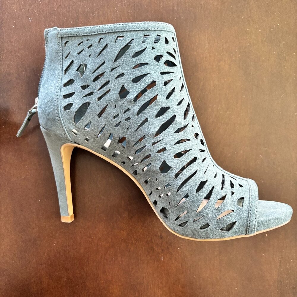 NEW White House Black Market Stacey Wintergreen Laser-Cut Booties SIZE: 8M